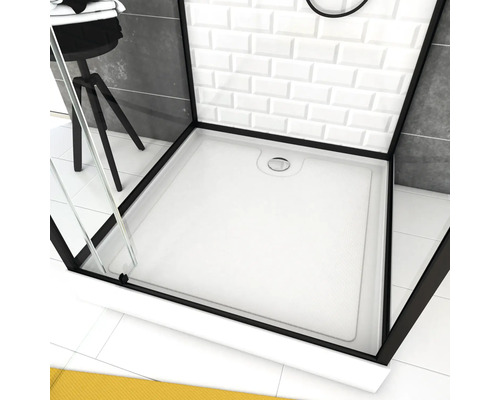 Štvorcová sprchová vanička s plochým dizajnom a odtokom