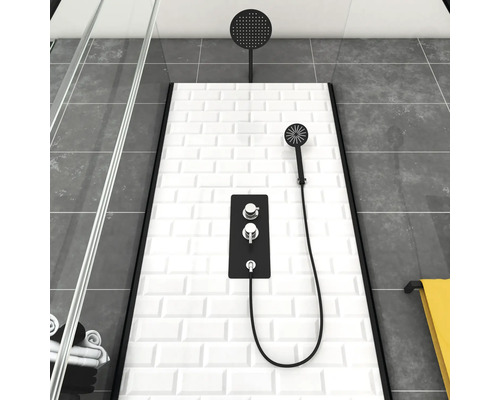 Sprchový panel s ručnou a hlavovou sprchou na obloženej stene v kúpeľni