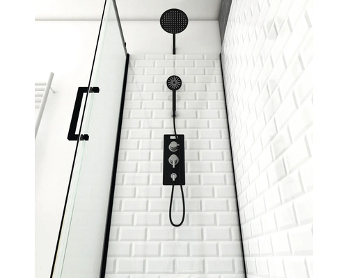 Moderná sprcha s čiernou sprchovou batériou a bielymi obkladačkami metra.
