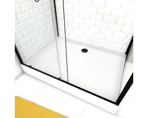 Sprchovací kút so sprchovacou vaničkou a obkladom metra na stene