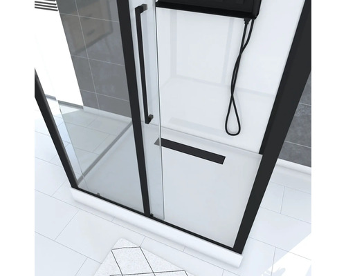 Rohová sprcha s čiernym rámom, sklenenou stenou a bielou sprchovou vaničkou.