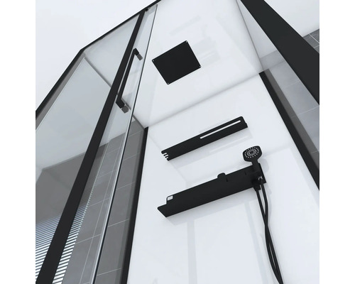 Interiér sprchy s čiernou sprchovou hlavicou, sprchovou policou a stropnou sprchou