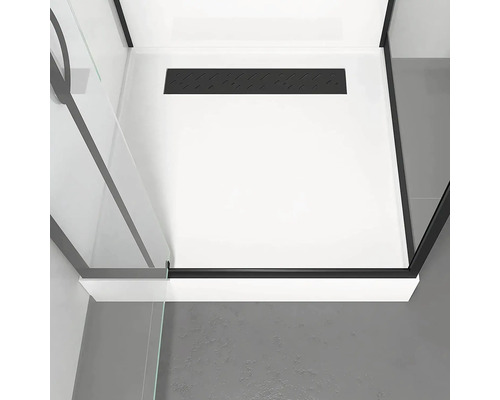 Štvorcová sprchová vanička s čiernym odtokovým žľabom a čiernym rámom