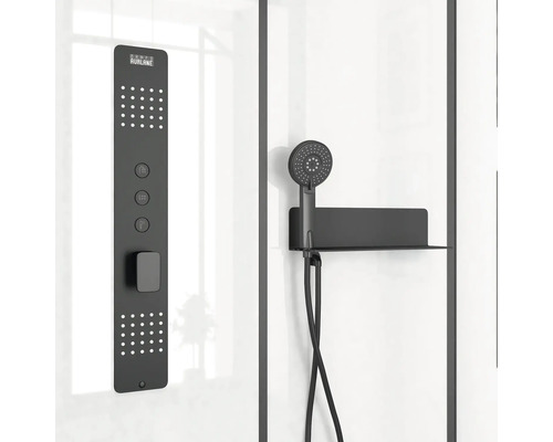 Sprchový panel s ručnou sprchou v kúpeľni