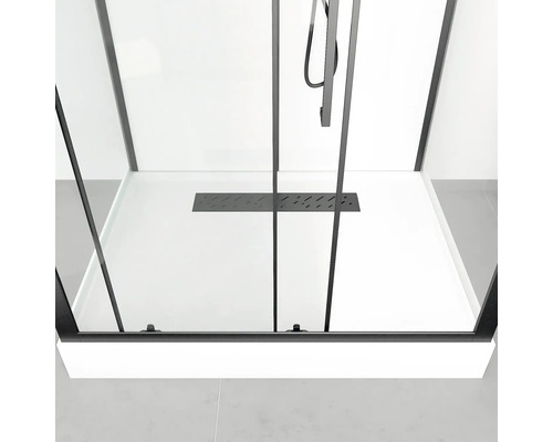 Sprchovací kút v úrovni podlahy s odtokovým žľabom a čiernym rámom