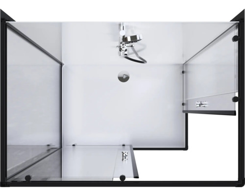 Pohľad zhora na sprchovací kút so sklenenými dverami a čiernym rámom, vrátane sprchovej hlavice a batérie