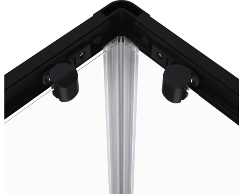 Detail sprchovacieho kúta s čiernym rámom a čírym sklom