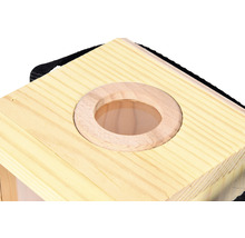 Detail drevenej hračky s otvorom