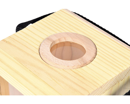 Detail drevenej hračky s otvorom