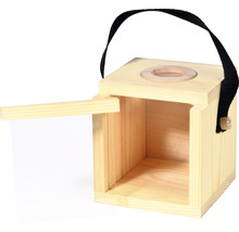 Drevená búdka pre vtáky s otvorenými dvierkami a popruhom na nosenie