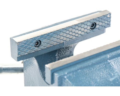 Detailný záber zveráka s vrúbkovanými čeľusťami