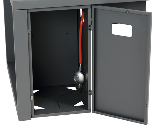 Skrinka na plynové fľaše s otvorenými dverami a regulátorom tlaku plynu