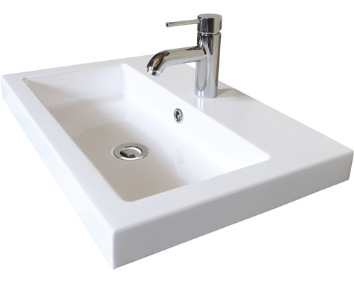 Biele umývadlo na dosku s batériou