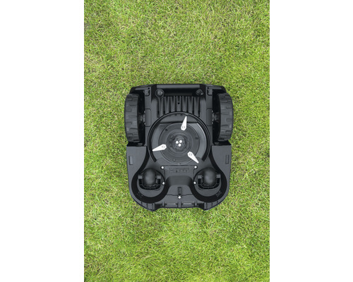 Spodná strana robotickej kosačky na trávniku