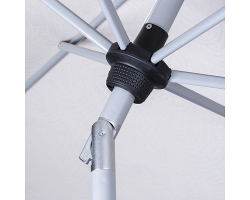 Detailný pohľad na spodnú stranu slnečníka s rámom a mechanizmom