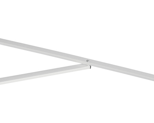 Detail bielych kovových profilov s otvorom pre skrutku