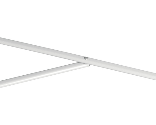 Detailný pohľad na biele kovové tyče so spojovacím prvkom