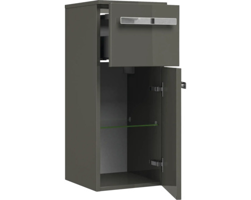 Vysoká skrinka s dvomi otvorenými dvierkami do kúpeľne