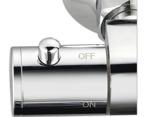 Detailný pohľad na chrómovanú vodovodnú batériu s označením ''ON'' a ''OFF''.