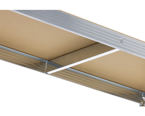 Detailný záber regálu s kovovými rámami a doskou