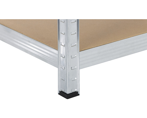 Detailný pohľad na skladovací regál s kovovým rámom a policami