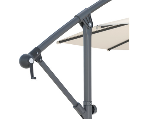 Detailný pohľad na slnečník s kovovým rámom