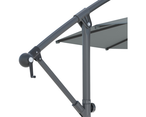 Detailný pohľad na slnečník s kľukovým mechanizmom pre jednoduché ovládanie