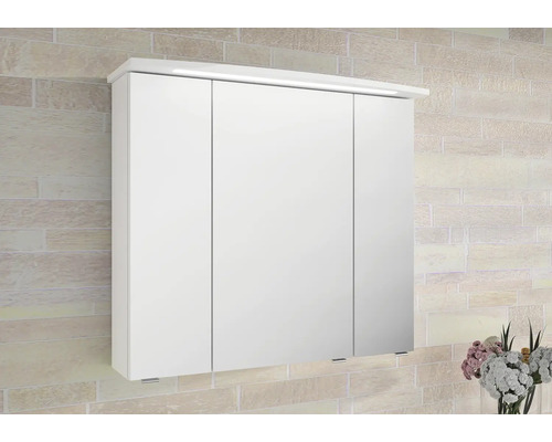 Biela zrkadlová skrinka s tromi dvierkami a osvetlením namontovaná na stene.