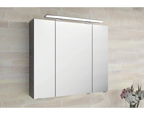 Zrkadlová skrinka s tromi dvierkami a osvetlením v kúpeľni