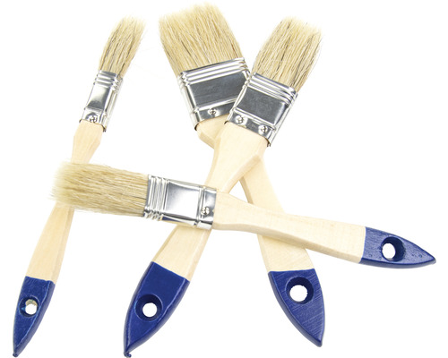 Niekoľko štetcov s drevenou rukoväťou a štetinami