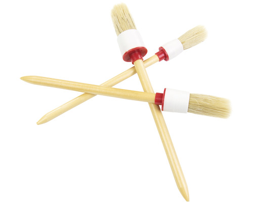 Tri okrúhle štetce s drevenou rukoväťou a prírodnými štetinami skrížené