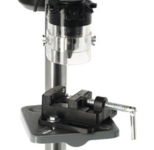 Stojanová vŕtačka so zverákom na upevnenie obrobku