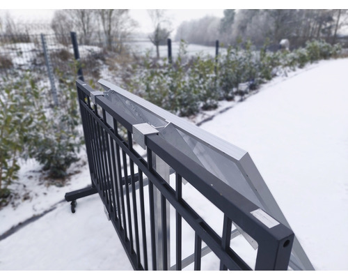 Mobilná mriežková rohož s ochranou proti vetru vo vonkajšom prostredí.