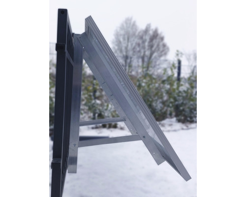 Kovová zástena na súkromie namontovaná na stĺpiku plota