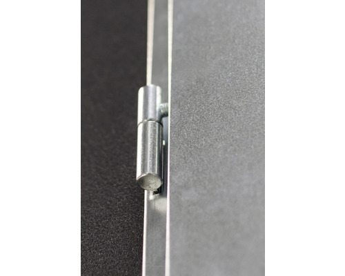 Detailný pohľad na záves na kuse nábytku