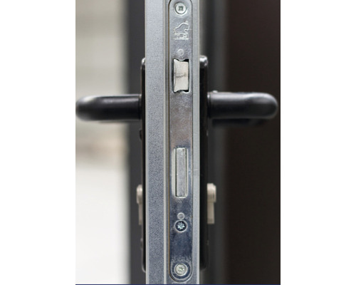 Detailný záber dverového zámku s čiernou kľučkou