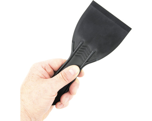 Ruka drží škrabku