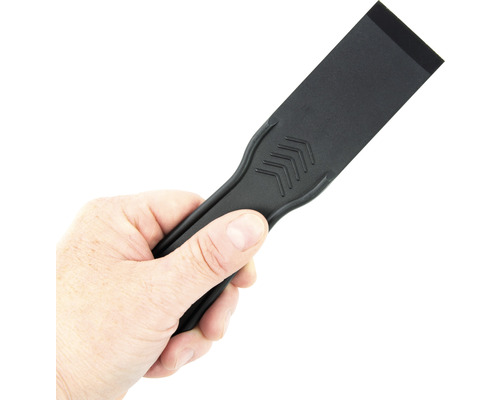 Ruka drží plastovú špachtľu