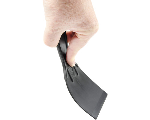 Ruka drží čiernu plastovú škrabku