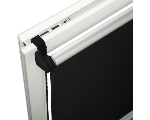 Detailný pohľad na roletu s reťazovým ovládaním na zatemnenie okien