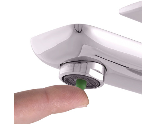 Prst tlačí na perlátor vodovodnej batérie.