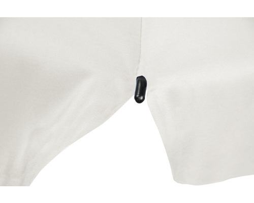 Detail bielej látky s čiernym upevňovacím klipom