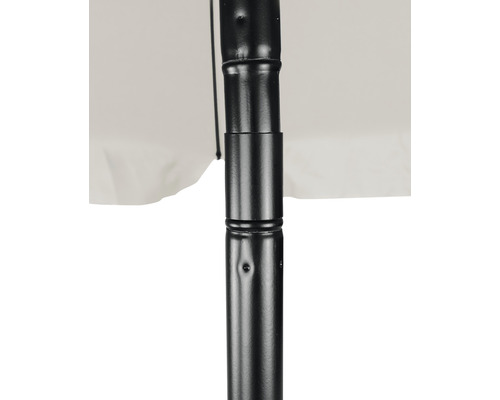 Detailný pohľad na stojan slnečníka so slnečníkom