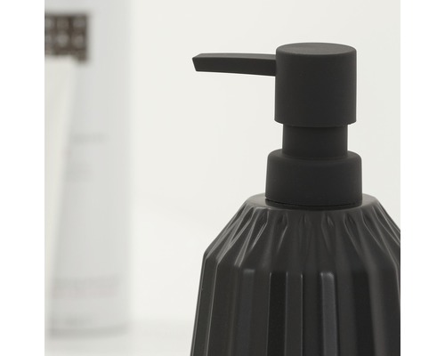 Dávkovač mydla s rebrovaným dizajnom