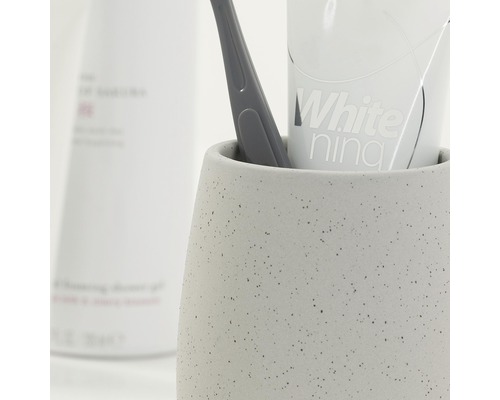 Pohár na zubnú kefku so zubnou kefkou a pastou