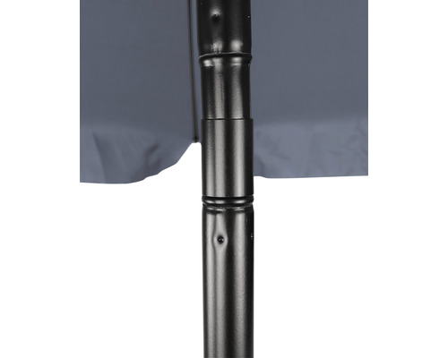 Detailný pohľad na kovový stojan slnečníka