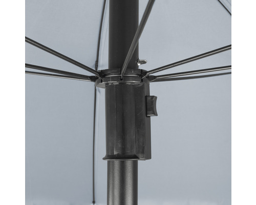 Detailný pohľad na slnečník s čiernym stožiarom a rebrami