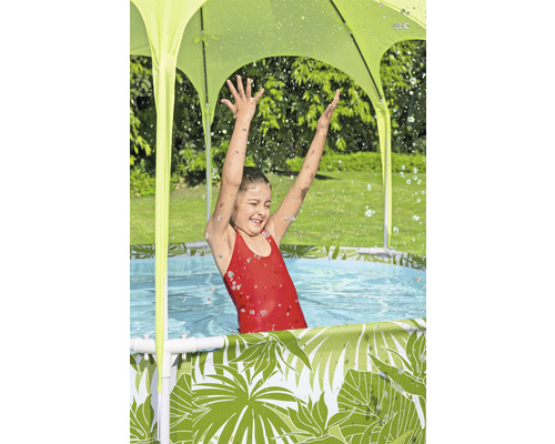 Dievča v bazéne so slnečníkom a palmovým vzorom