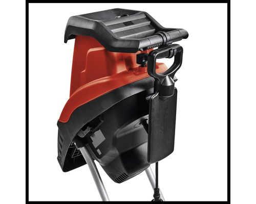 Záhradný drvič na drvenie záhradného odpadu.