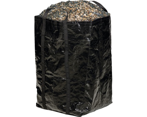 Čierny big bag naplnený drevenou štiepkou